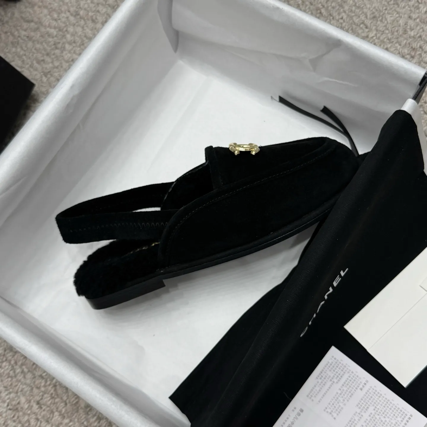👟👟Ex-factory price 600👟👟 Classic model 🇨🇳ChaneL 25K Teddy fur loafers Simple and high-end design, super versatile! Double C logo embellishment! Imported suede has the texture of natural animal leather visible to the naked eye! The top version is stress-free when entering and exiting the cabinet. It has a bookish texture on the feet and feels great on the feet. Versatile item. ✅Upper: Customized imported suede. ✅Inner lining: imported lamb wool. ✅Outsole: imported genuine leather. ✅Size: 35-40. ✅Comes with a full set of packaging.